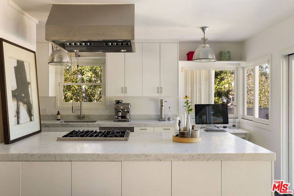 Los Angeles, CA 90046,8704 Hollywood Hills RD