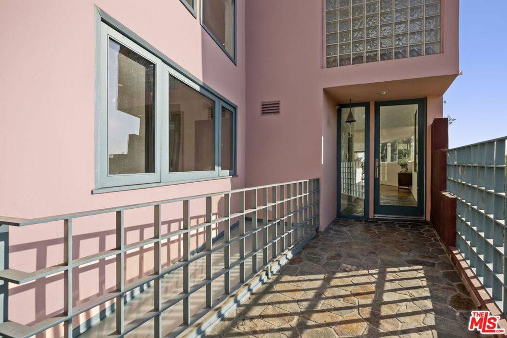 Los Angeles, CA 90068,2980 Hollyridge DR