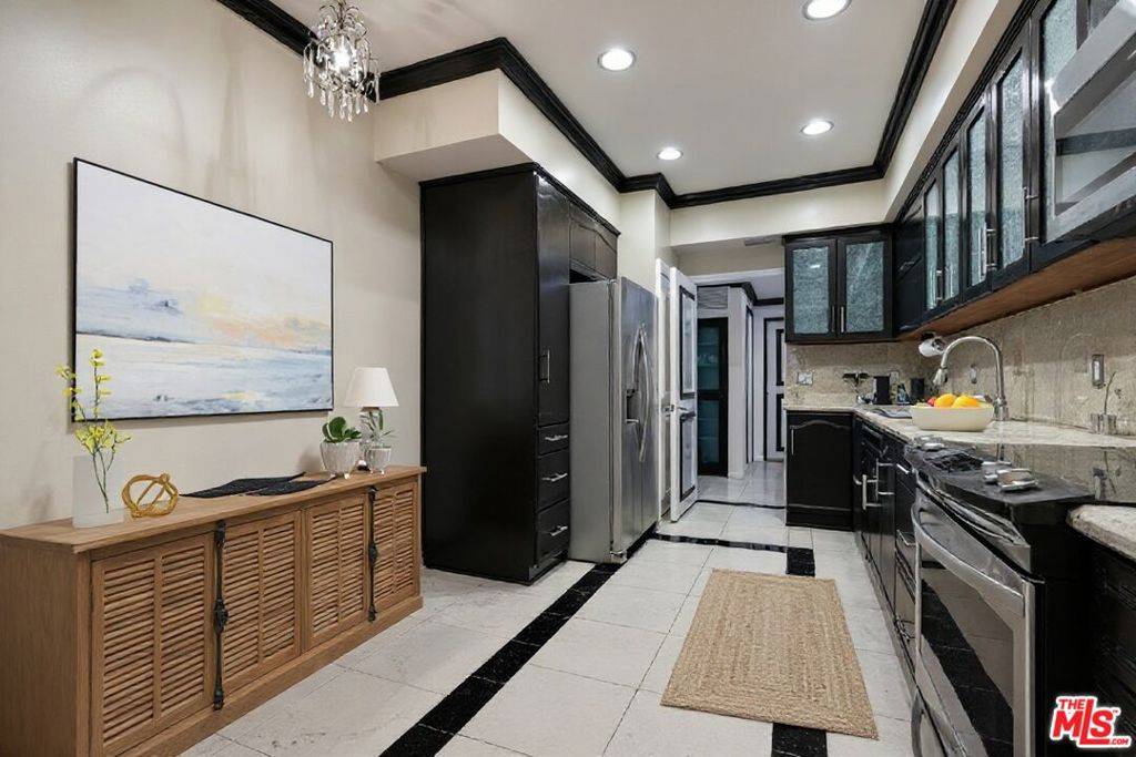 West Hollywood, CA 90069,1124 N KINGS RD #102