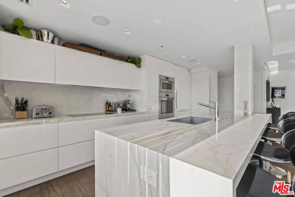 West Hollywood, CA 90069,838 N Doheny DR #301