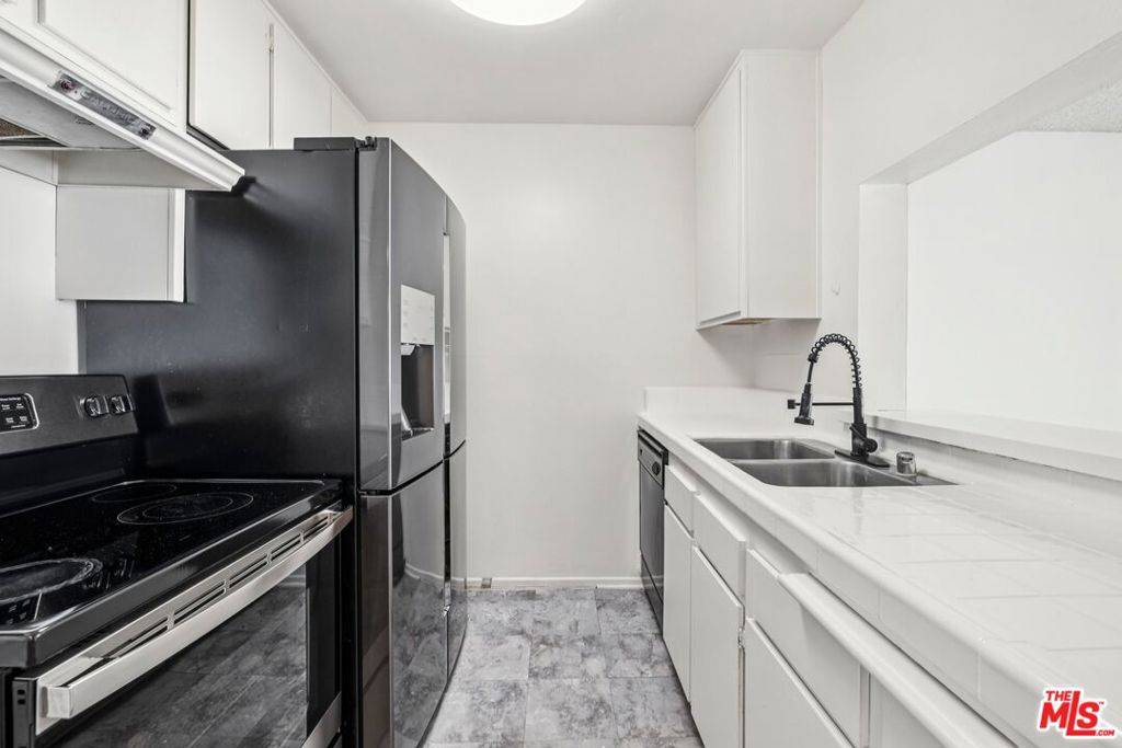 Encino, CA 91316,5460 White Oak AVE #A204