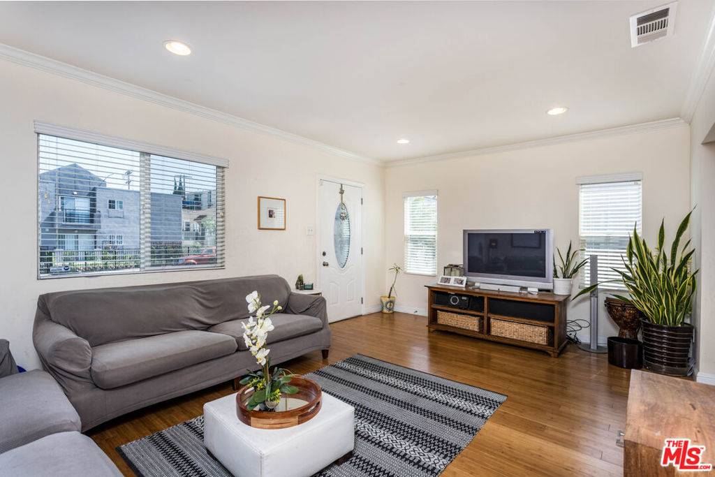 Los Angeles, CA 90004,4504 Maplewood AVE