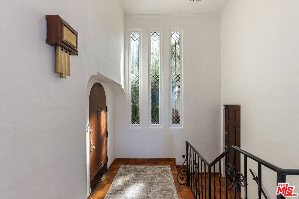Los Angeles, CA 90039,2036 Balmer DR