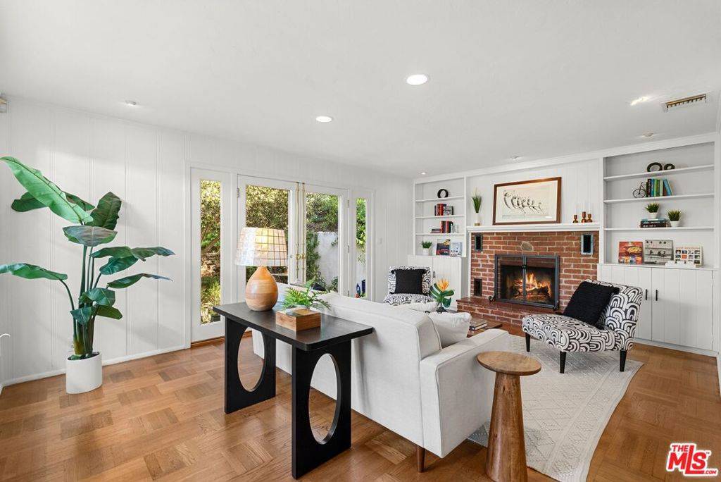 Los Angeles, CA 90046,2666 La Cuesta DR