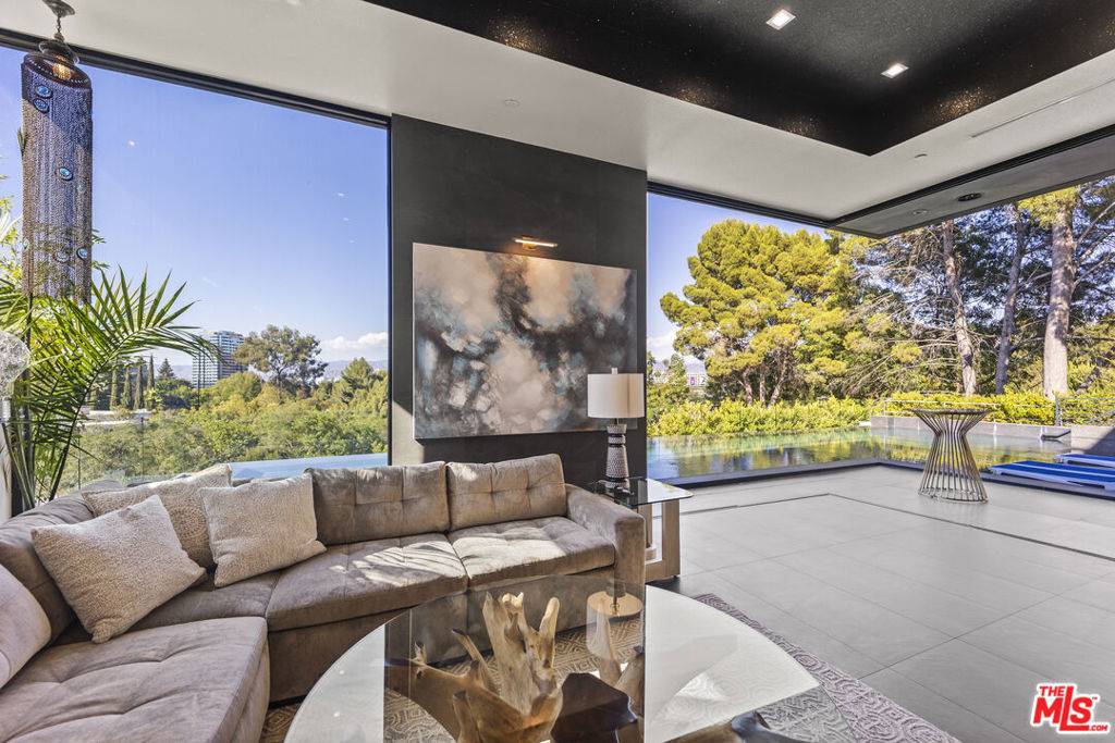 Los Angeles, CA 90068,3712 Broadlawn DR