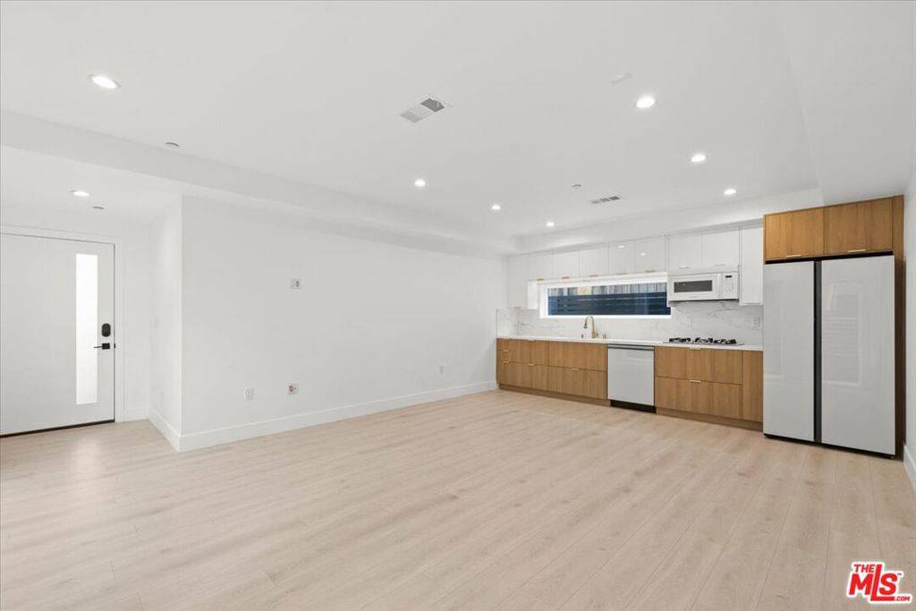 Los Angeles, CA 90066,4922 S Centinela AVE #2