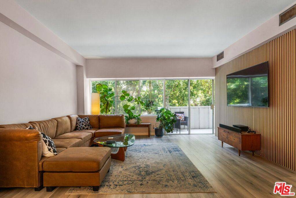 Los Angeles, CA 90046,7135 Hollywood BLVD #204