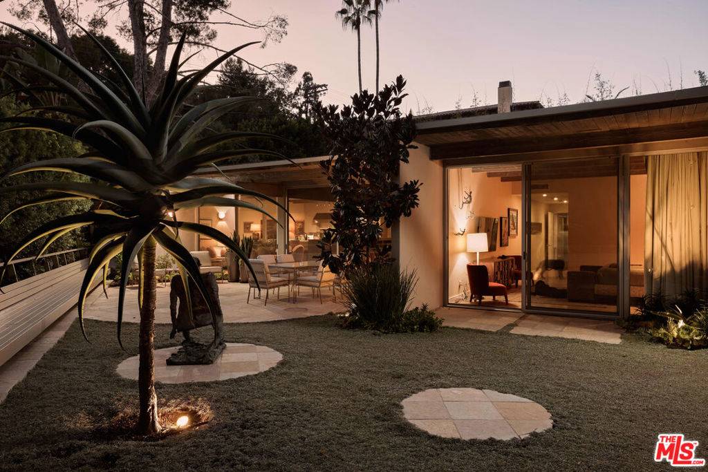 Los Angeles, CA 90049,840 N Kenter AVE