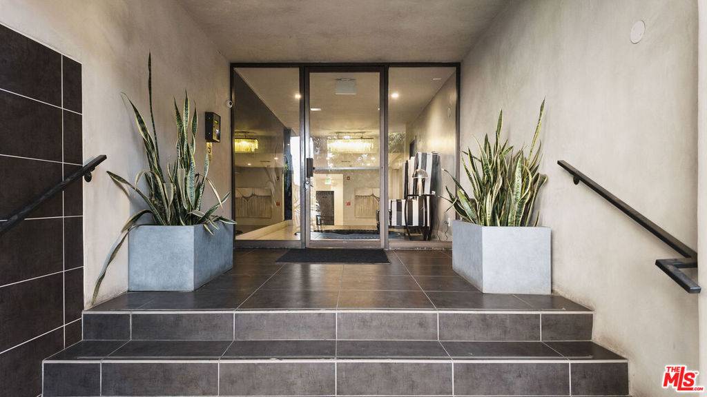 West Hollywood, CA 90069,8755 Shoreham DR #42