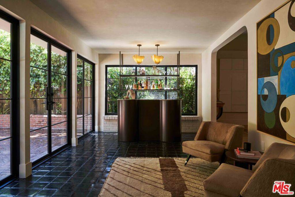 Los Angeles, CA 90069,1364 Londonderry PL