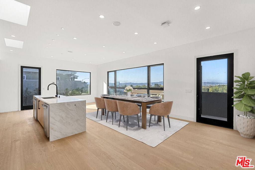 Los Angeles, CA 90008,5280 Sanchez DR