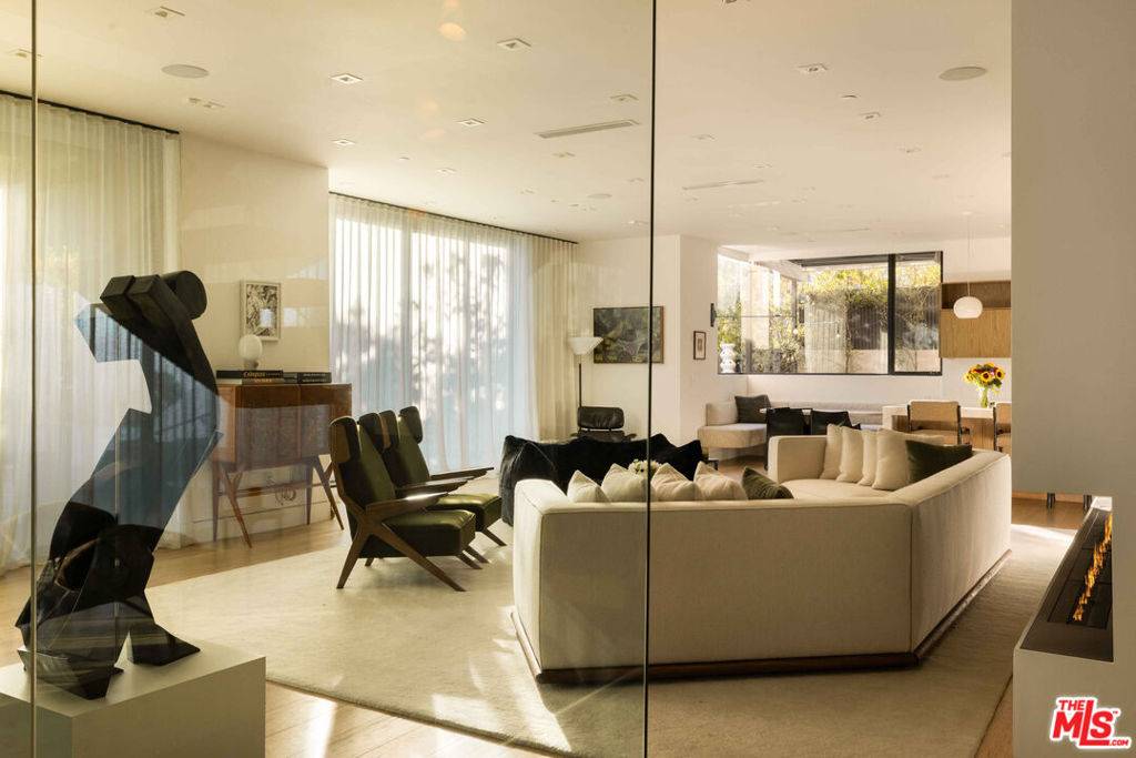 Los Angeles, CA 90049,815 N Tigertail RD