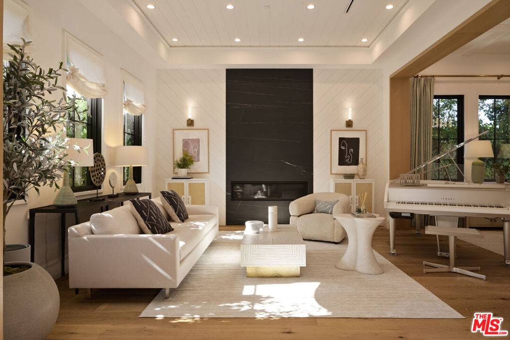 Encino, CA 91316,4634 White Oak AVE