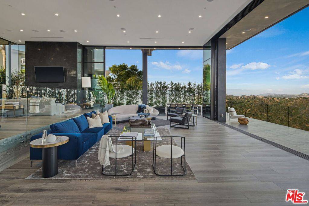 Los Angeles, CA 90077,2304 Donella CIR