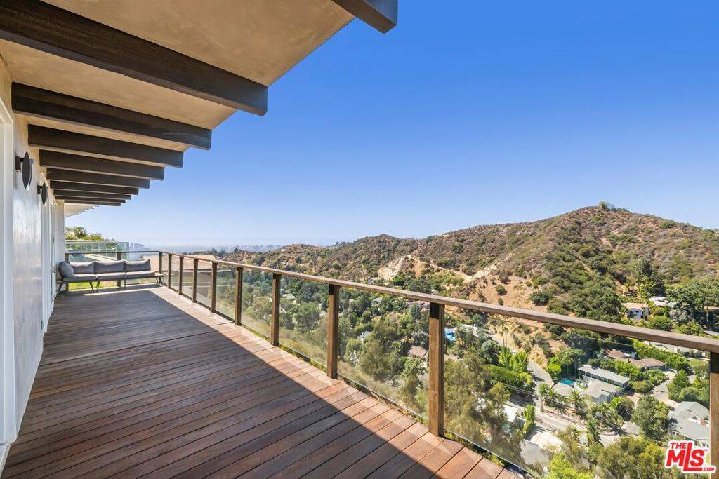 Beverly Hills, CA 90210,2235 Gloaming WAY