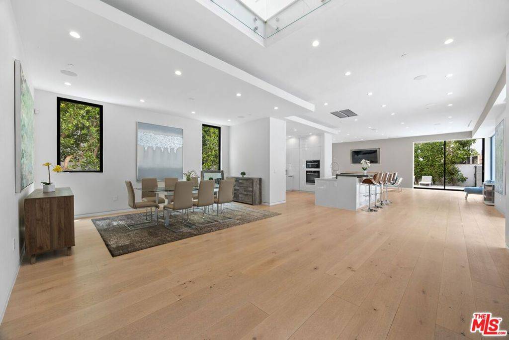 Los Angeles, CA 90046,839 N Spaulding AVE