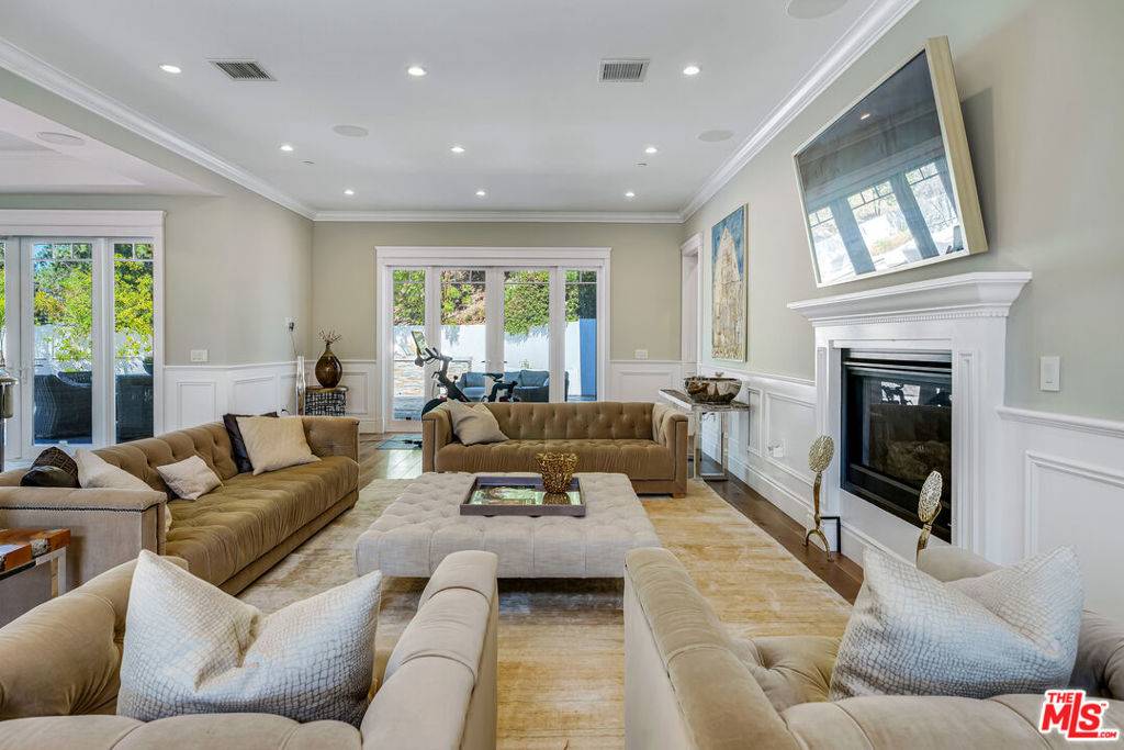 Tarzana, CA 91356,19633 Wells DR