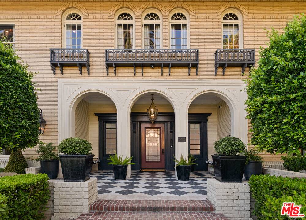 Los Angeles, CA 90005,601 S Windsor BLVD