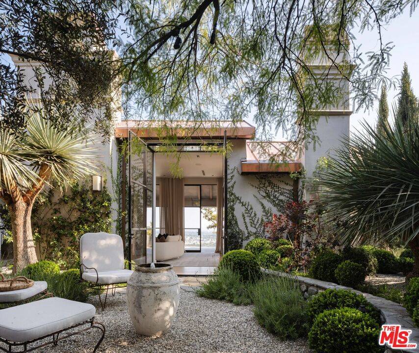 Beverly Hills, CA 90210,9360 Readcrest DR