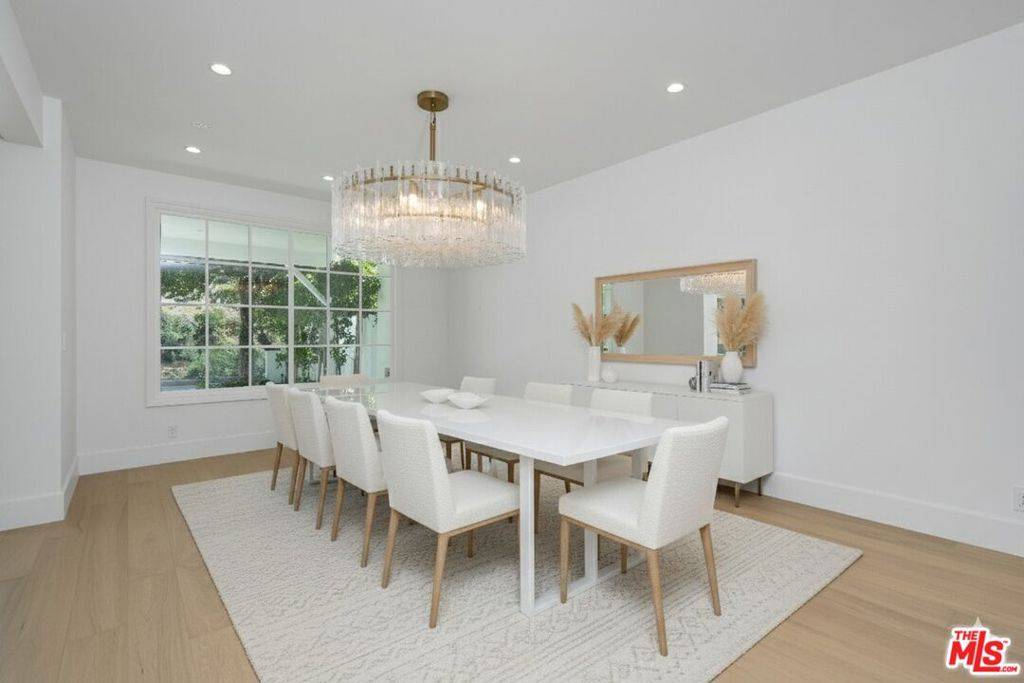 Los Angeles, CA 90049,2205 Canyonback RD