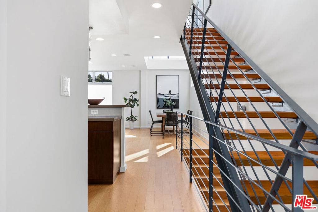 Venice, CA 90291,2307 Oakwood AVE
