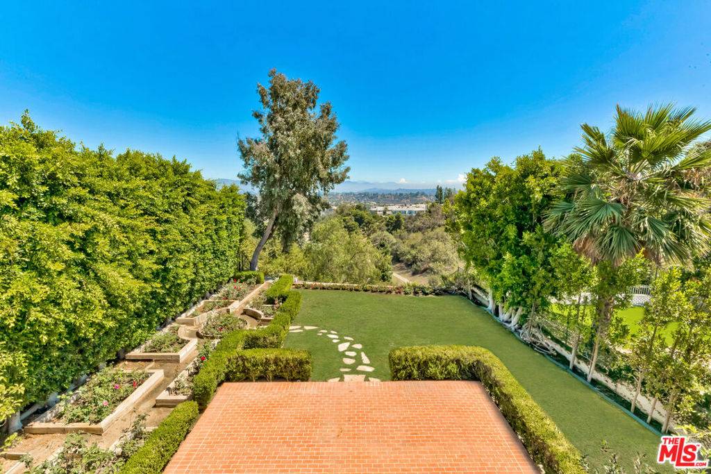 Los Angeles, CA 90049,2222 Canyonback RD