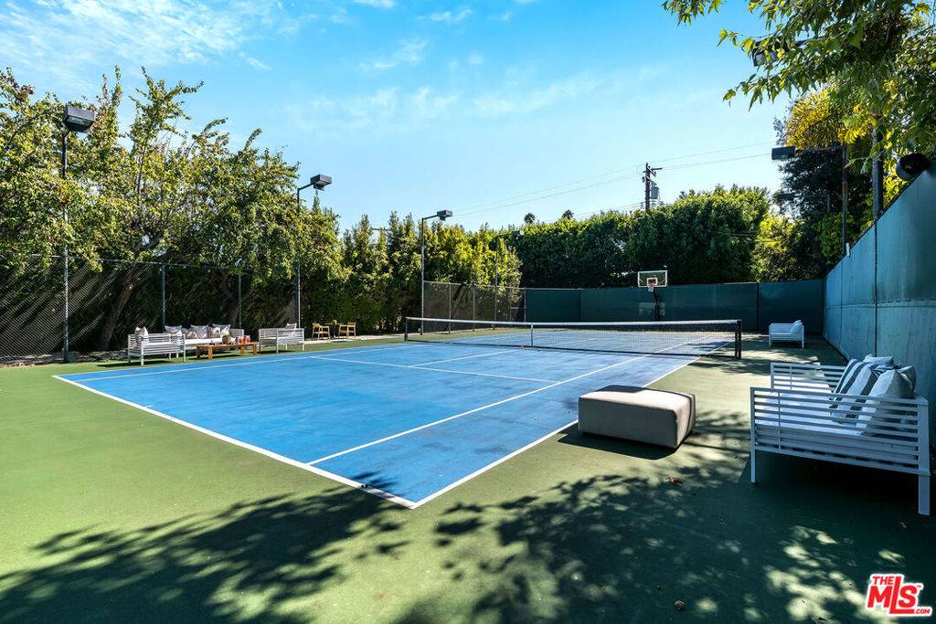 Beverly Hills, CA 90210,707 N Crescent DR