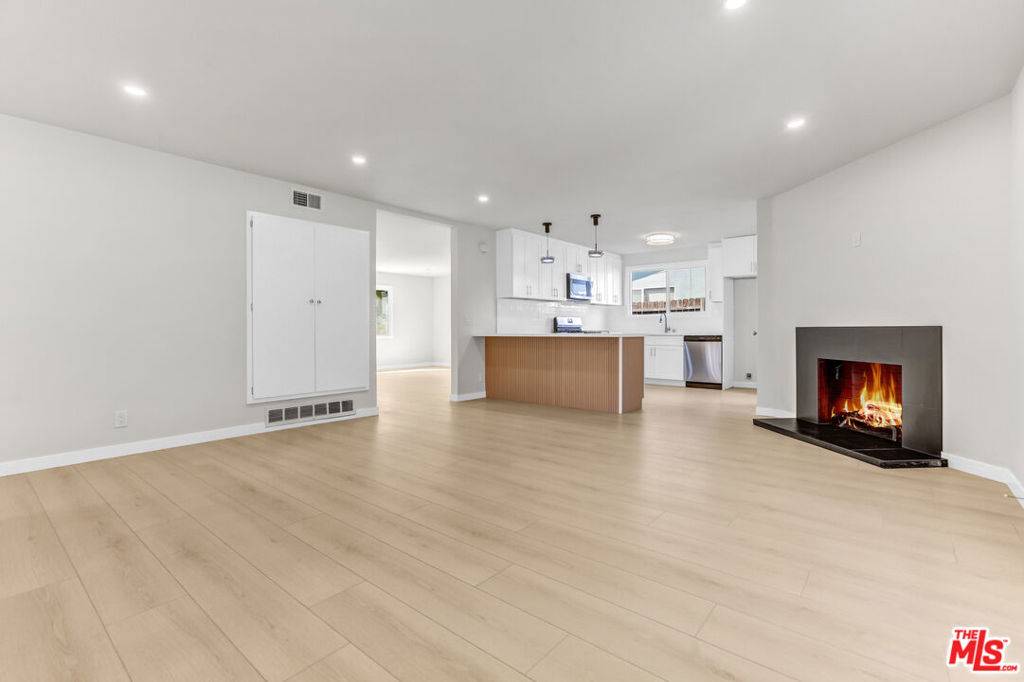 West Hills, CA 91307,23335 Schoolcraft ST