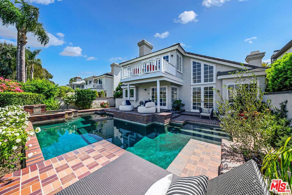 Huntington Beach, CA 92648,19382 Woodlands DR
