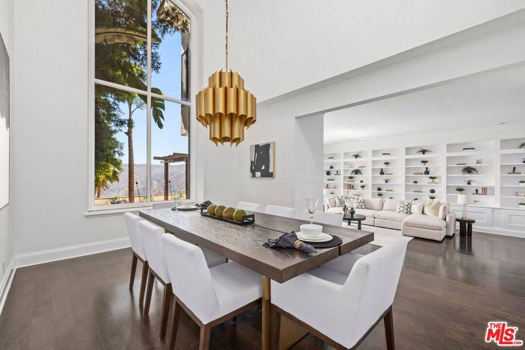 Los Angeles, CA 90049,2241 Canyonback RD