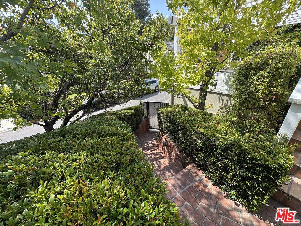 Los Angeles, CA 90069,1348 Londonderry PL