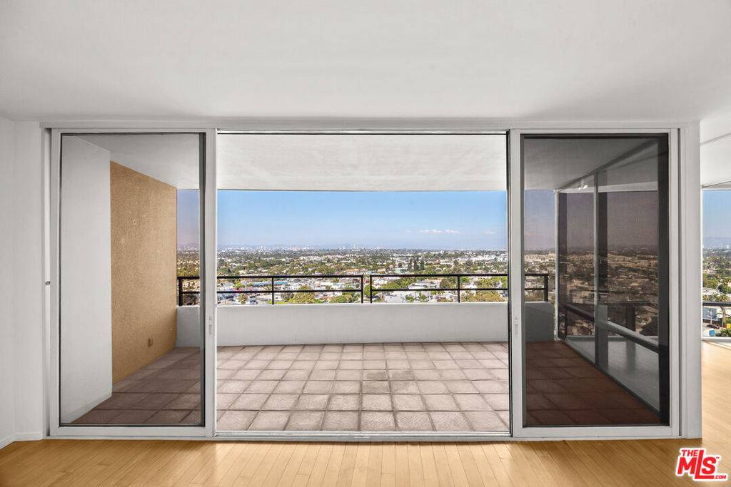 Marina Del Rey, CA 90292,4316 Marina City Dr #1033