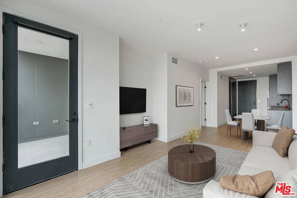 Los Angeles, CA 90034,3688 Overland AVE #423