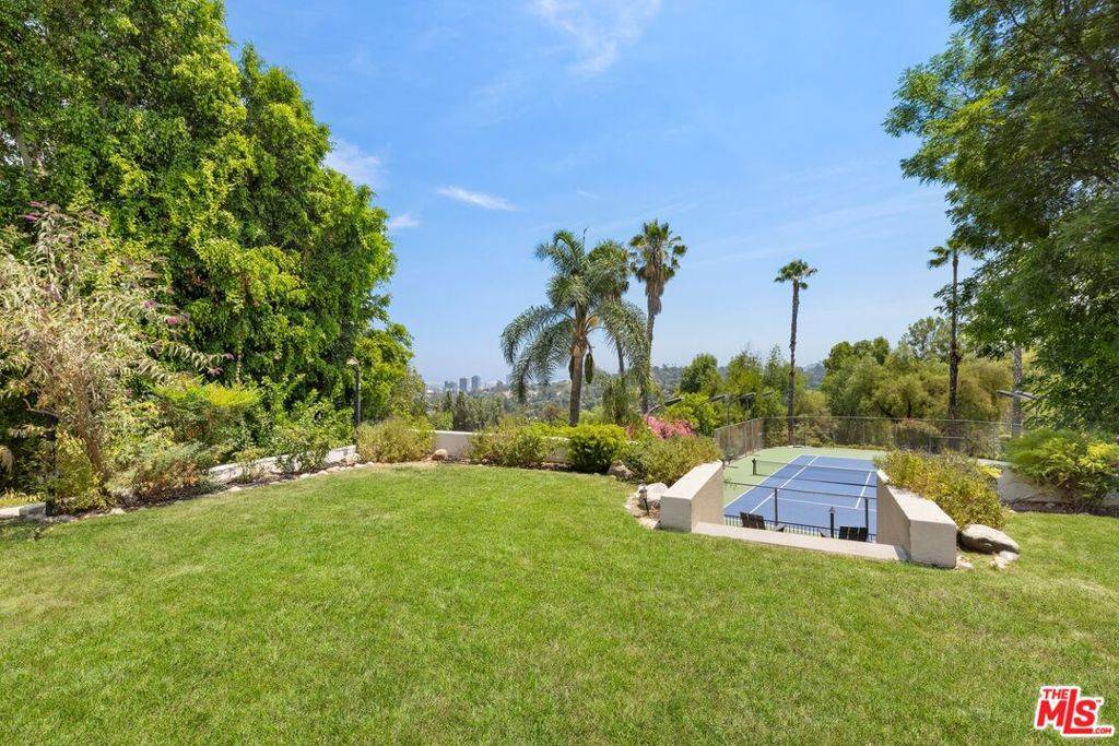 Encino, CA 91436,16820 Oak View DR