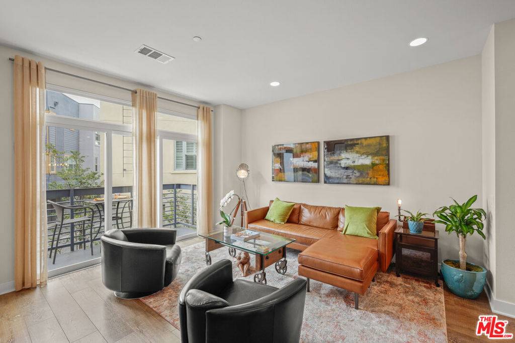 Los Angeles, CA 90039,2753 Waverly DR #1003