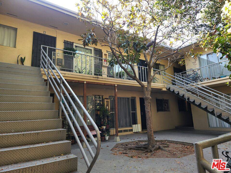 Los Angeles, CA 90004,4106 ROSEWOOD AVE #11