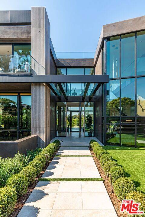 Los Angeles, CA 90077,615 N Faring RD