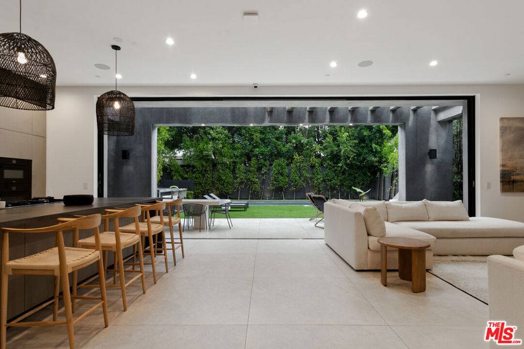 Los Angeles, CA 90048,356 N La Jolla AVE