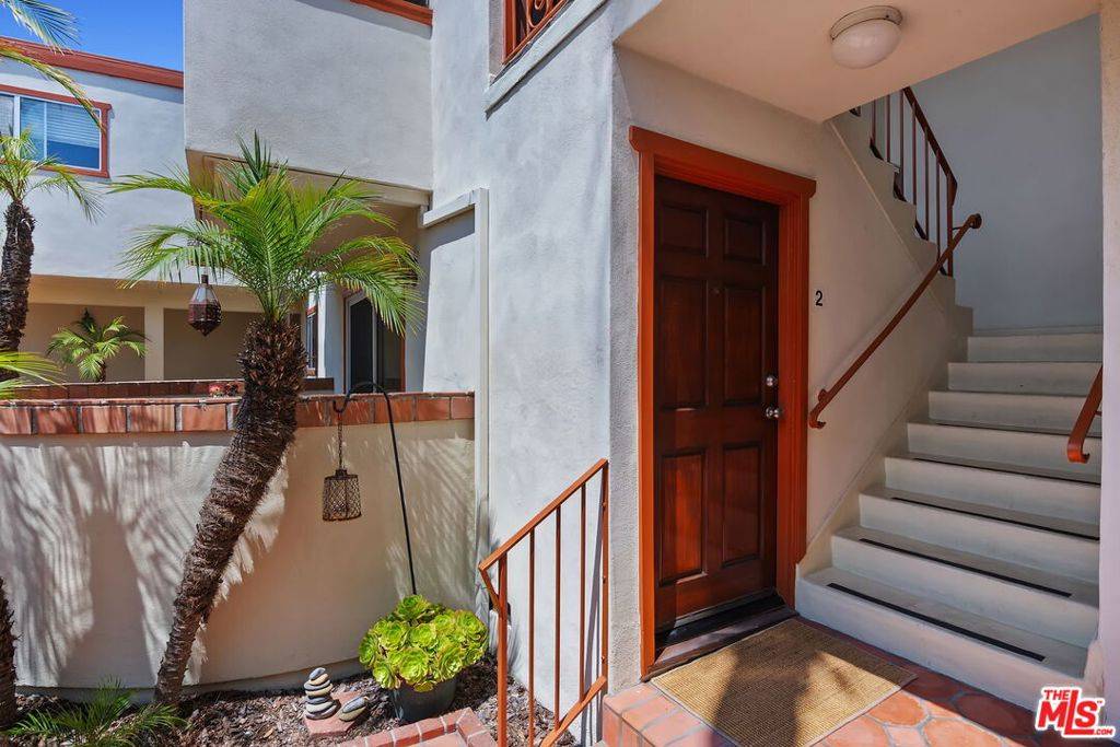 Santa Monica, CA 90405,2702 11th ST #2