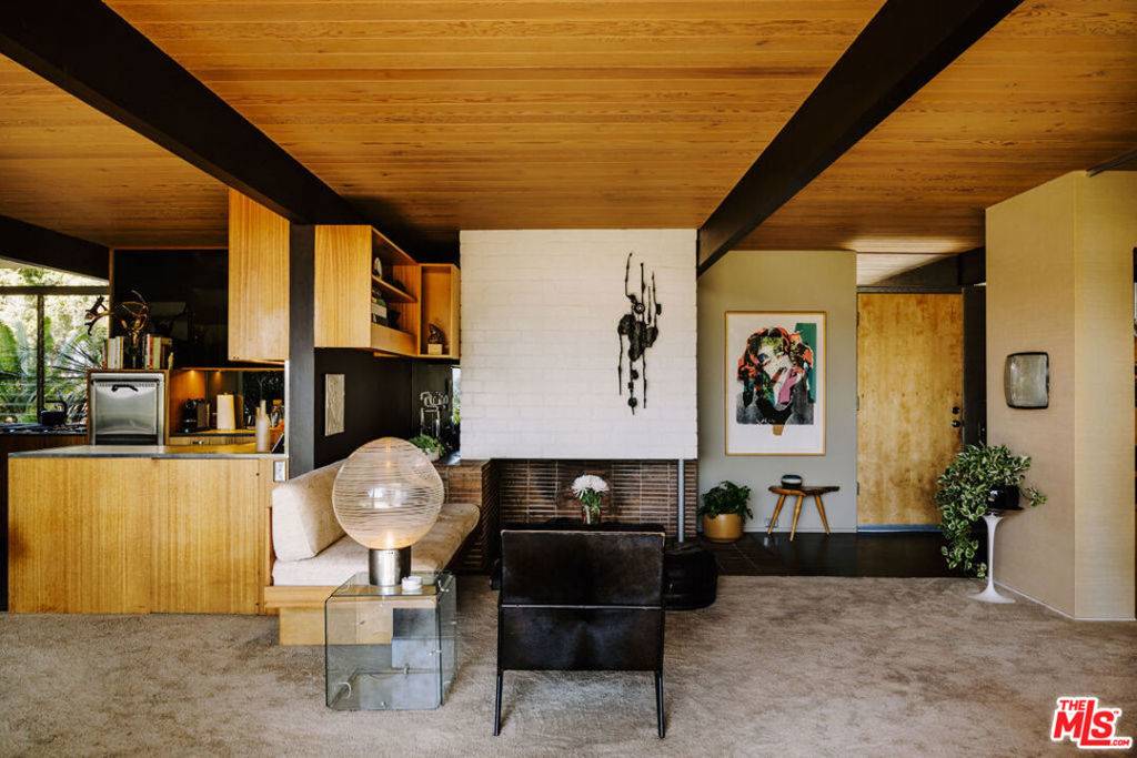 Los Angeles, CA 90068,3319 Tareco DR