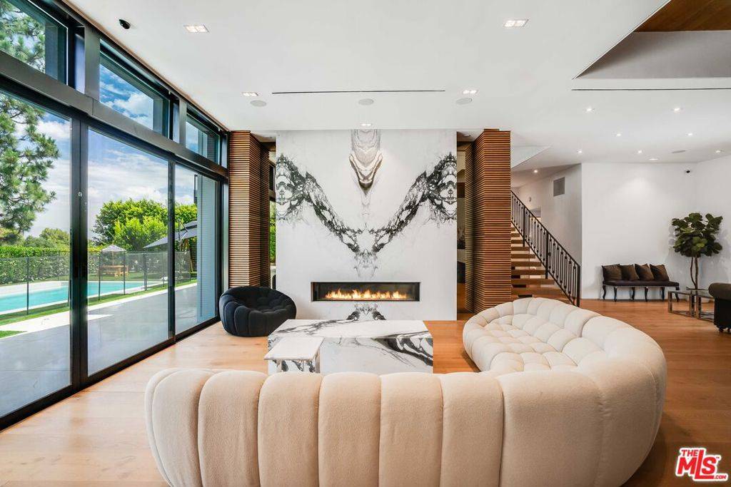 Sherman Oaks, CA 91403,16015 Valley Wood RD