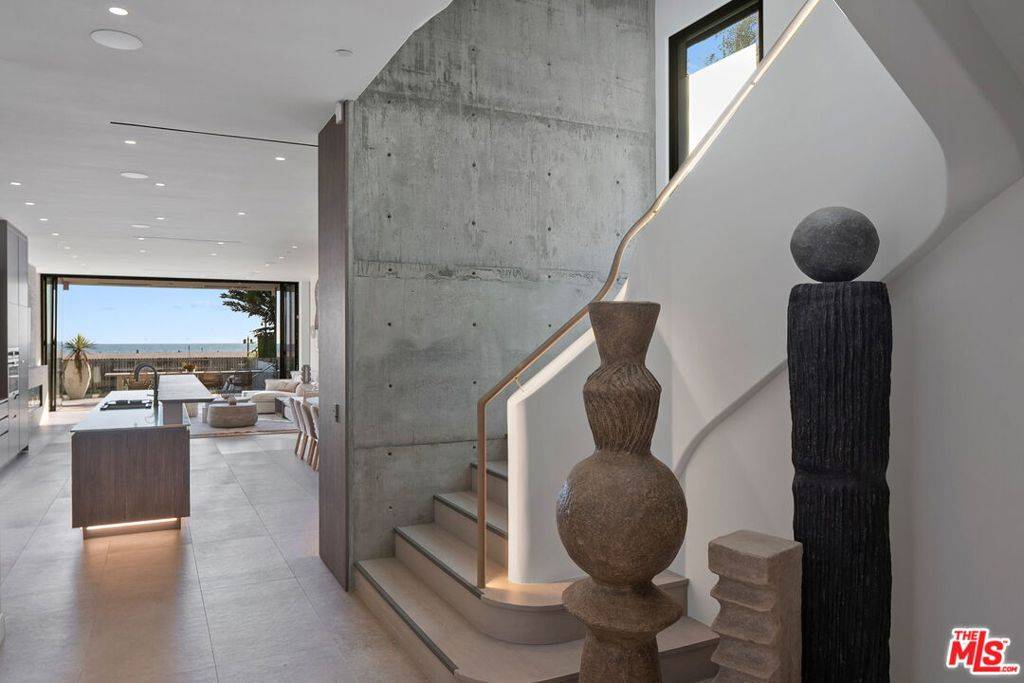 Santa Monica, CA 90403,938 Palisades Beach RD