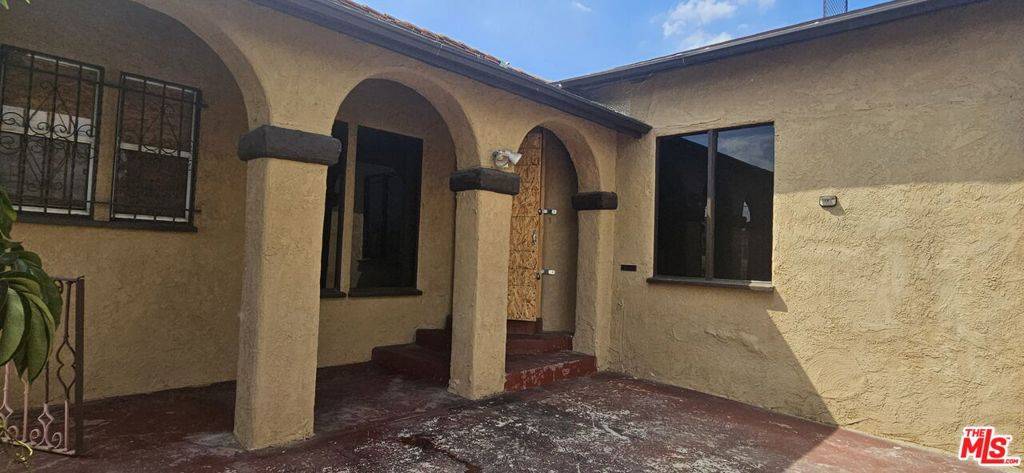 Los Angeles, CA 90047,2000 W 68th ST