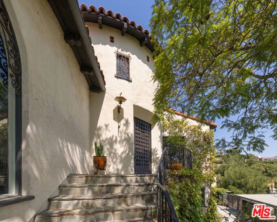 Los Angeles, CA 90068,2311 Alto Oak DR