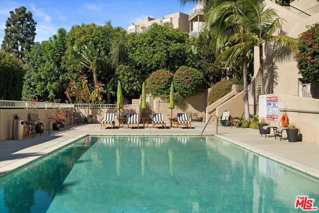 Los Angeles, CA 90068,2222 N Beachwood DR #211