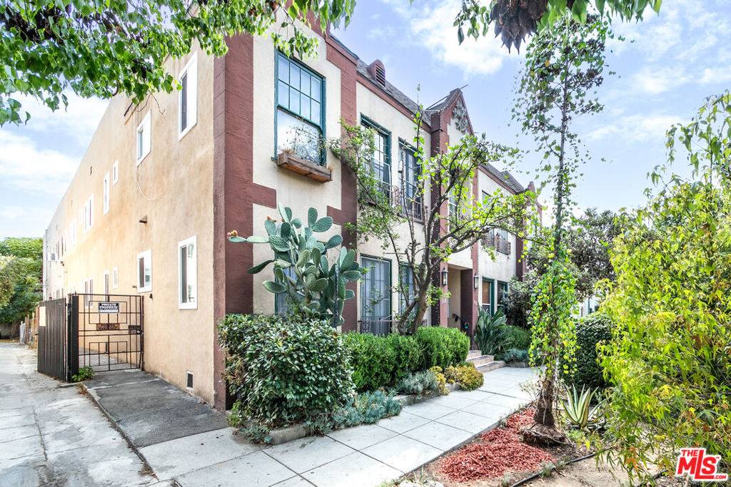 Los Angeles, CA 90004,512 N Alexandria AVE