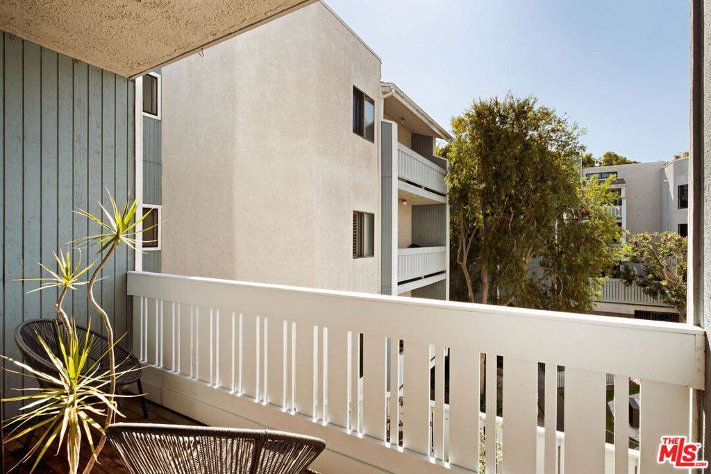 Playa Del Rey, CA 90293,8160 Manitoba ST #216