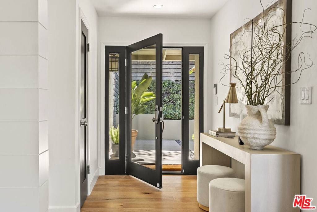 Los Angeles, CA 90046,2206 Sunset Crest DR