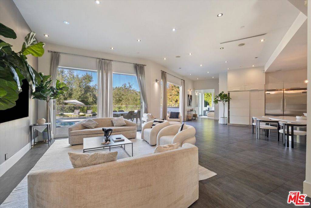 Los Angeles, CA 90210,2666 Hutton DR