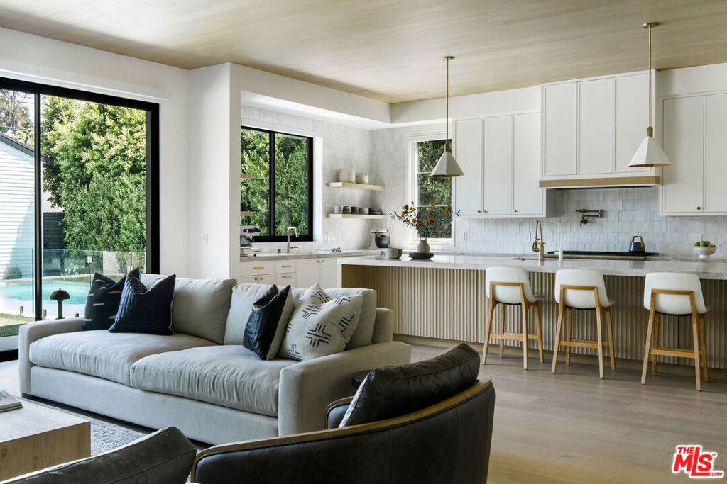 Studio City, CA 91604,12117 Maxwellton RD